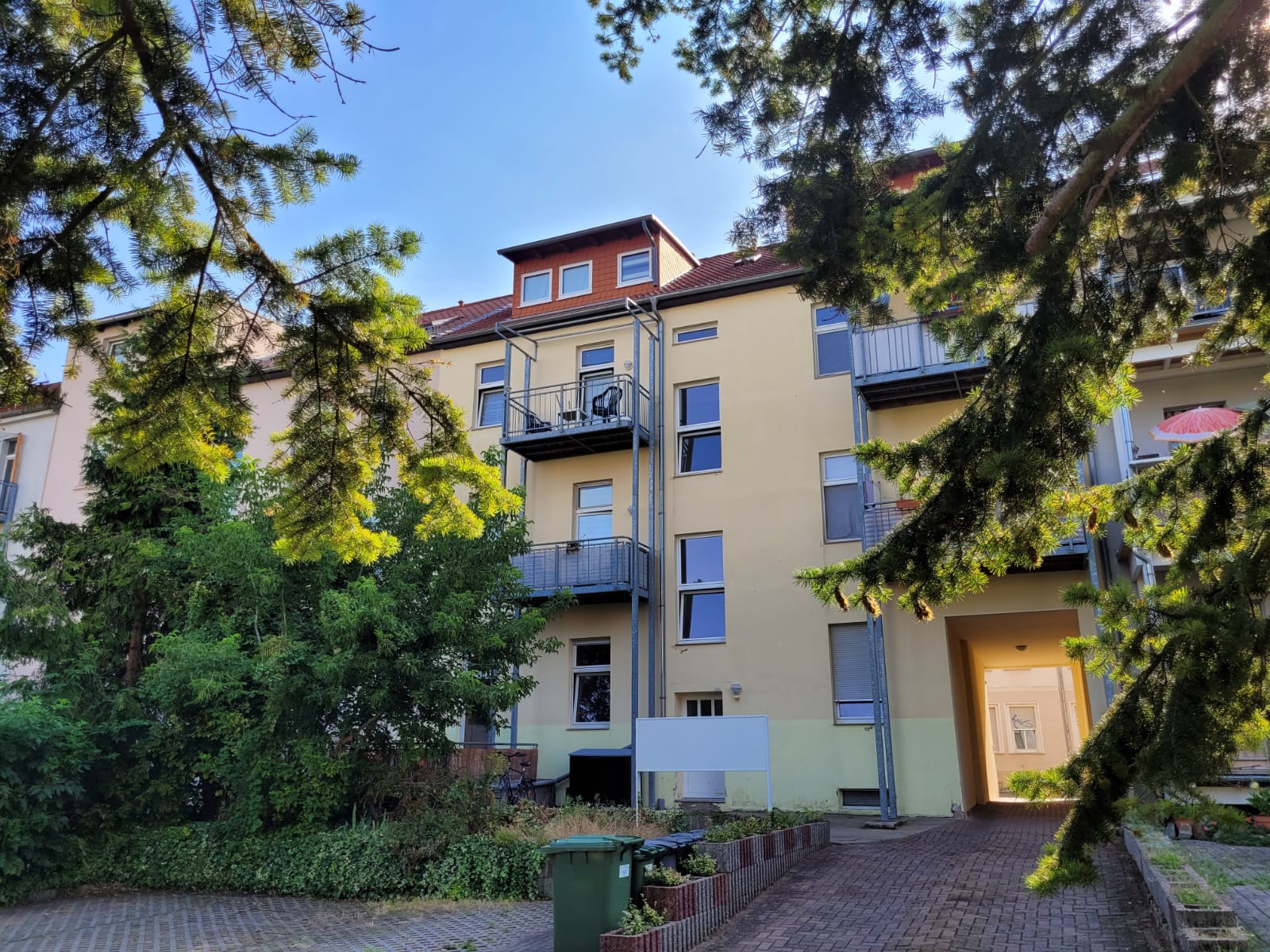 Süsse Dachwohnung 2 Zimmer ca. 45 qm mit Stellplatz im gepflegten 8 Fam.-haus in Dessau Nord