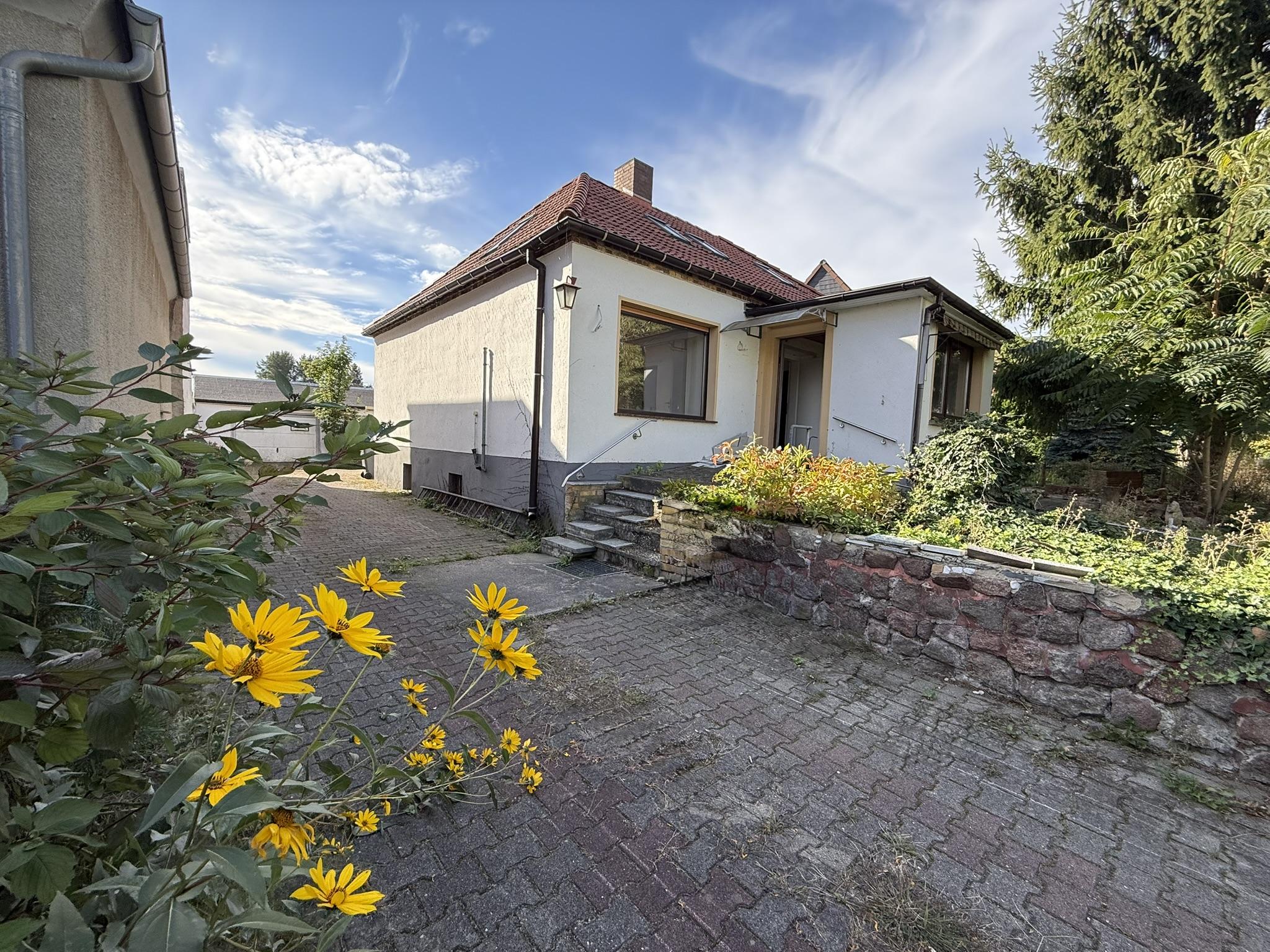  Freistehendes Einfamilienhaus mit neu ausgebautem Dachgeschoss, Vollkeller, Doppelgarage und großzügigem Grundstück