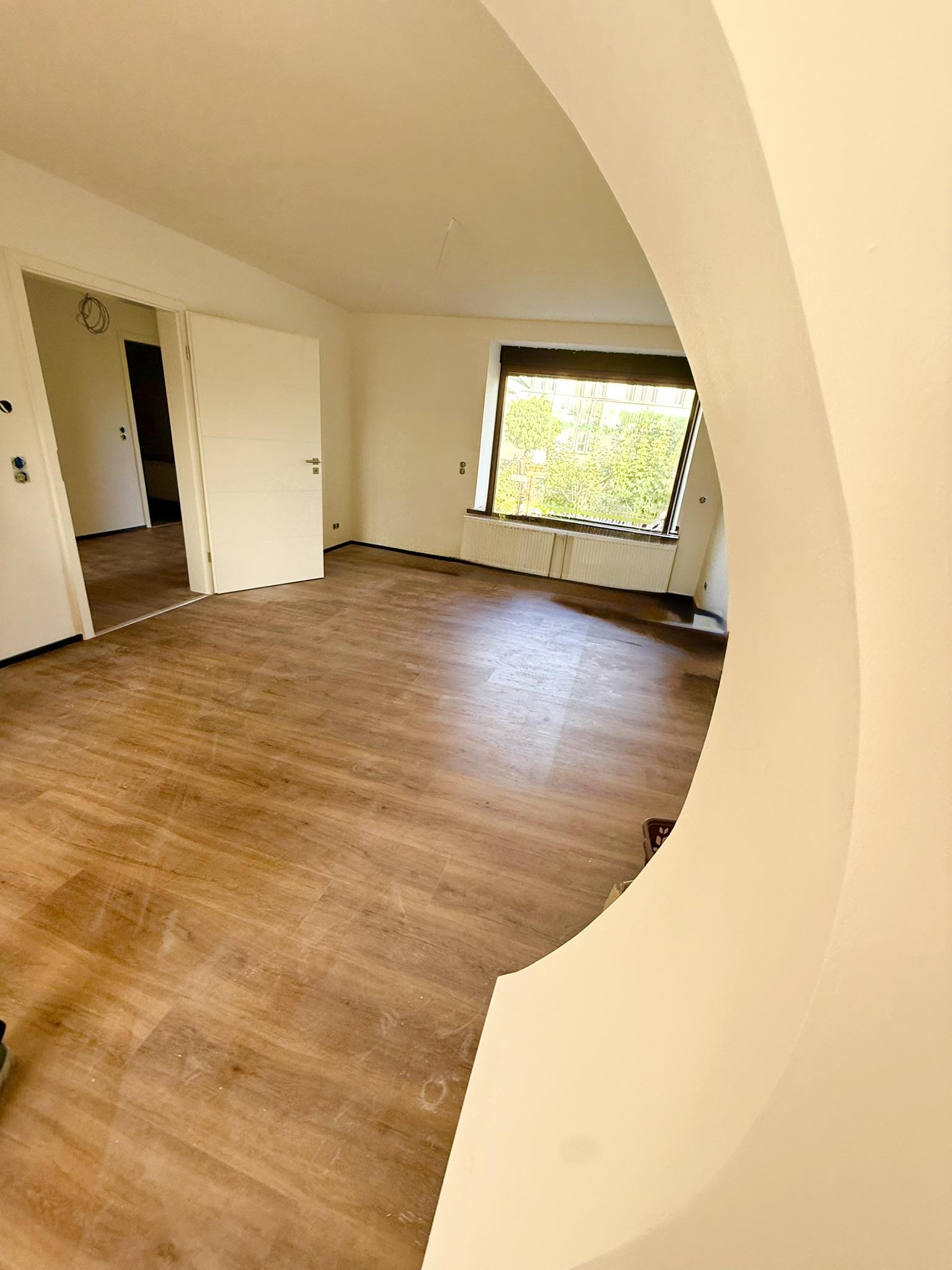 Freistehendes Einfamilienhaus mit neu ausgebautem Dachgeschoss, Vollkeller, Doppelgarage und großzügigem Grundstück — Vorschaubild 4