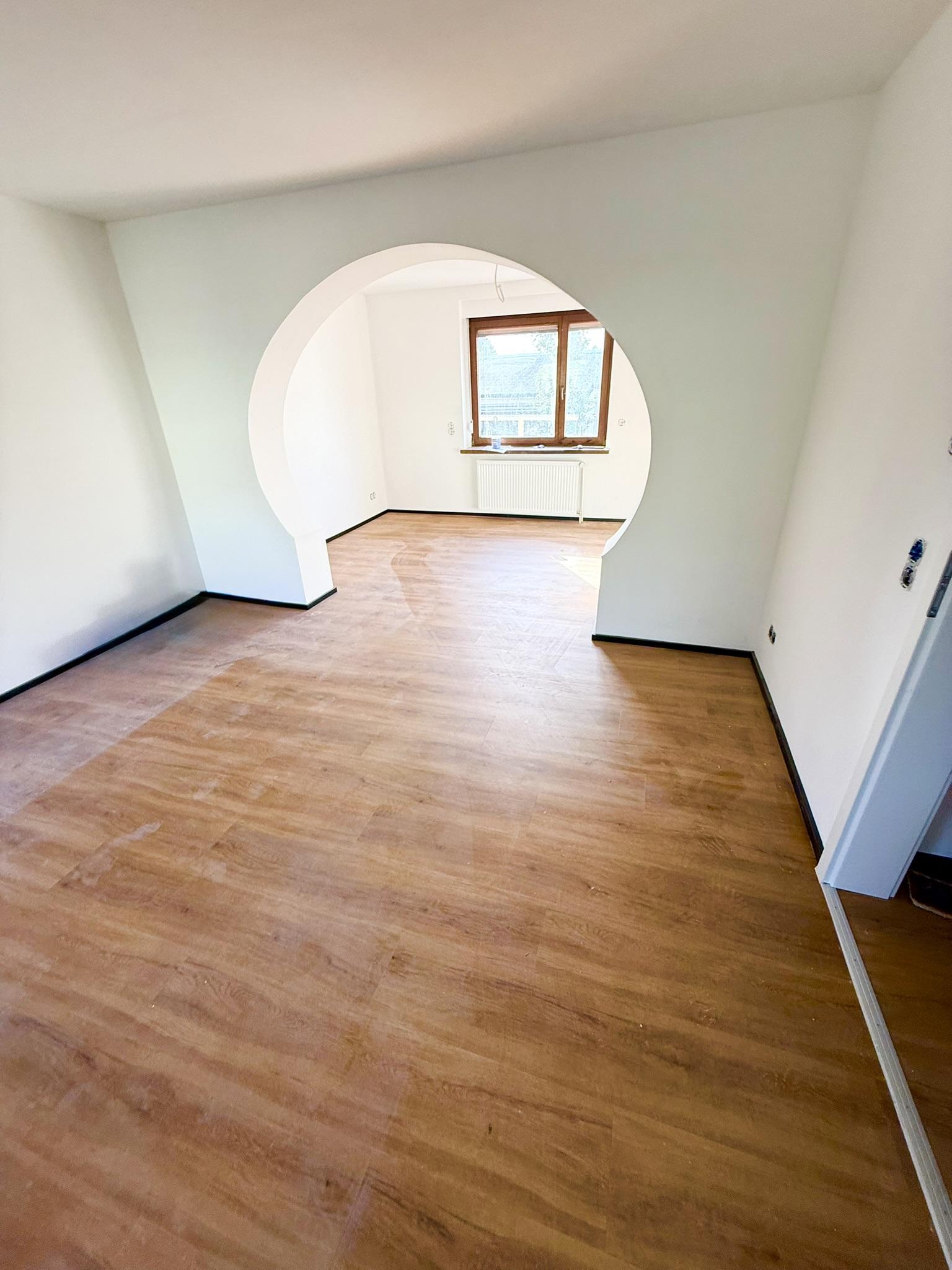 Freistehendes Einfamilienhaus mit neu ausgebautem Dachgeschoss, Vollkeller, Doppelgarage und großzügigem Grundstück — Vorschaubild 2