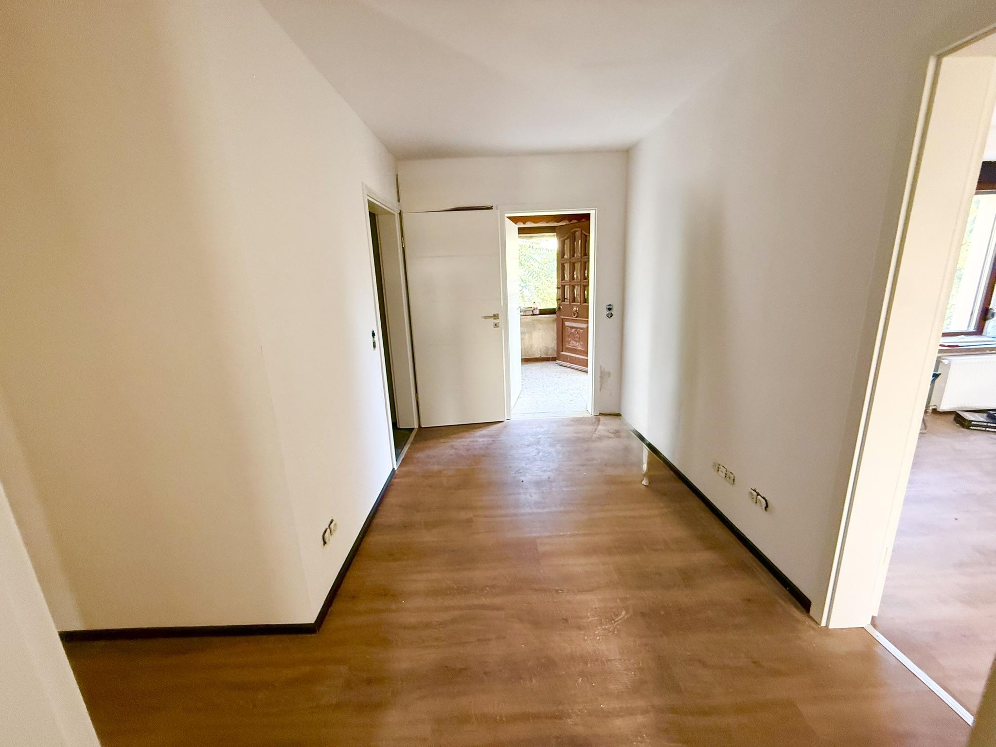 Freistehendes Einfamilienhaus mit neu ausgebautem Dachgeschoss, Vollkeller, Doppelgarage und großzügigem Grundstück — Vorschaubild 3