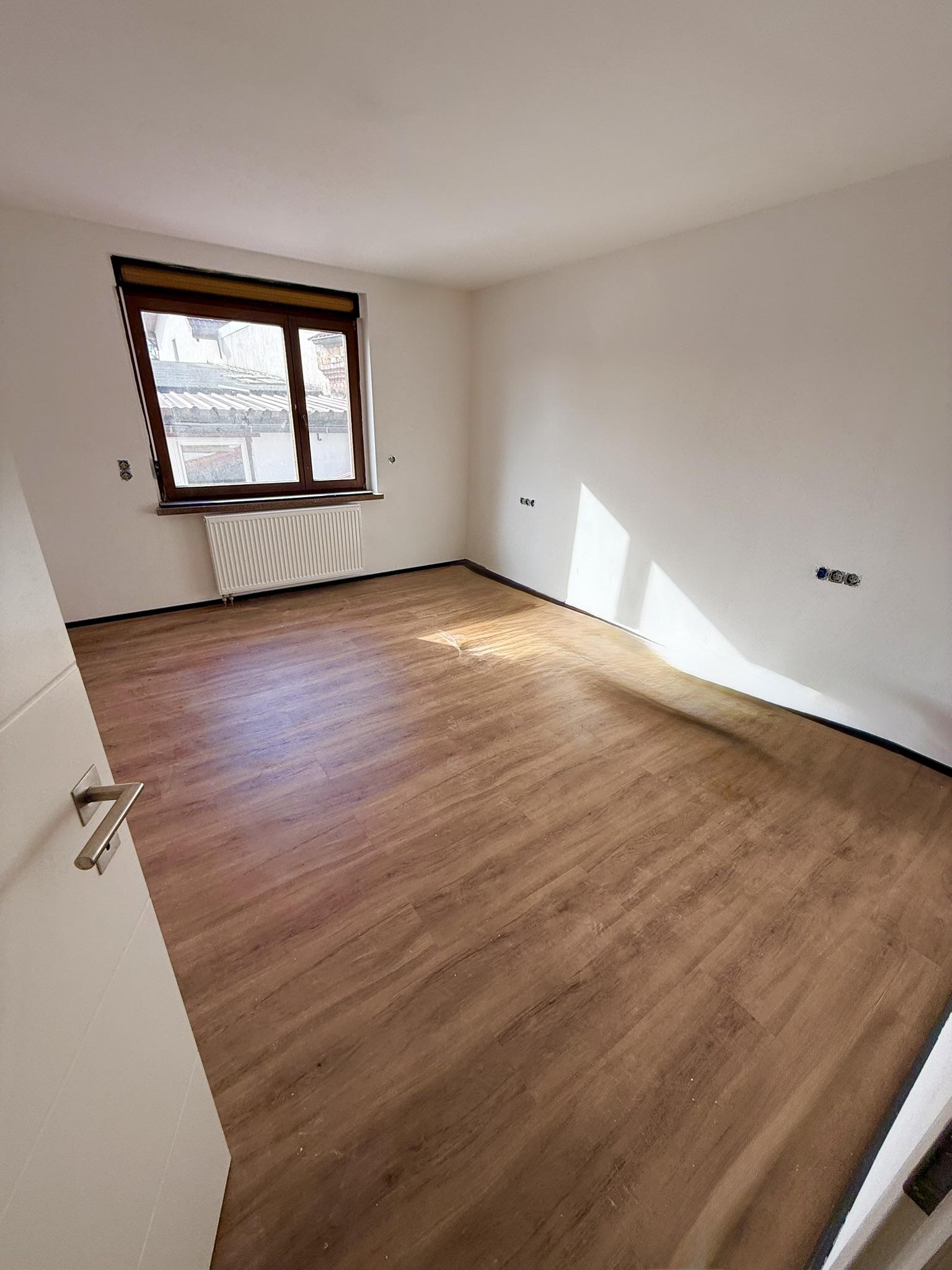 Freistehendes Einfamilienhaus mit neu ausgebautem Dachgeschoss, Vollkeller, Doppelgarage und großzügigem Grundstück — Vorschaubild 6