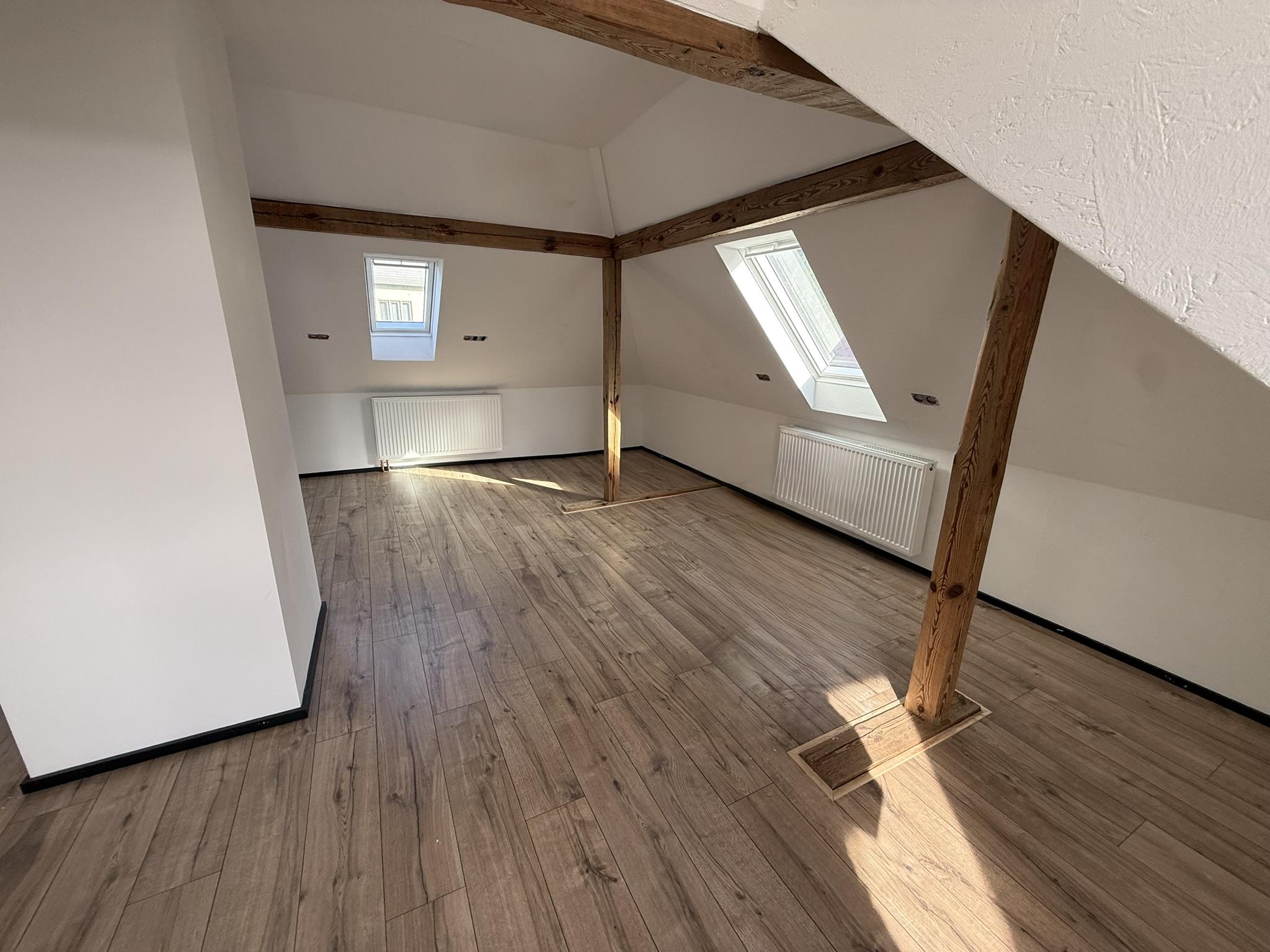 Freistehendes Einfamilienhaus mit neu ausgebautem Dachgeschoss, Vollkeller, Doppelgarage und großzügigem Grundstück — Vorschaubild 7