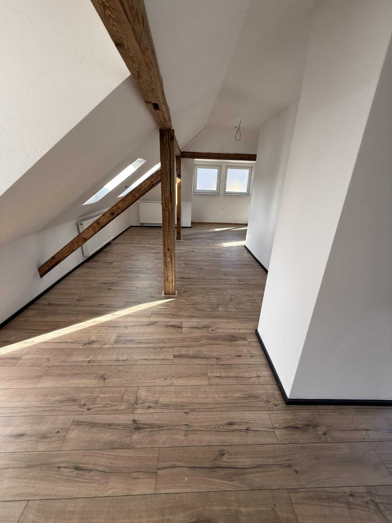 Freistehendes Einfamilienhaus mit neu ausgebautem Dachgeschoss, Vollkeller, Doppelgarage und großzügigem Grundstück — Vorschaubild 8