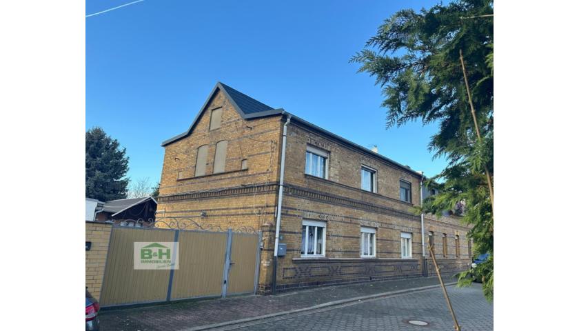 Verkauft -  Ein-/Zweifamilienhaus bei Bitterfeld in ruhiger Seitenstrasse,  7 Zimmer, Zufahrt, Garage, Wfl. Ca. 170 qm