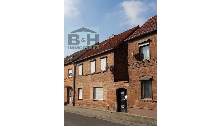 Verkauft - Einfamilienhaus auf 2 Etagen - DHH - Klinkerhaus ca. 116 qm Wfl. mit kleinem Garten in Jeßnitz