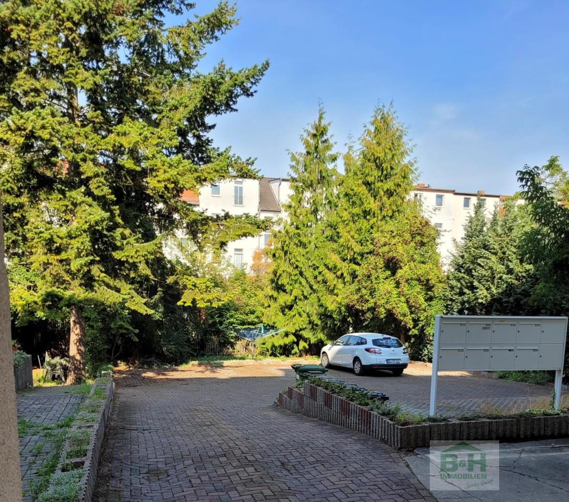 Süsse Dachwohnung 2 Zimmer ca. 45 qm mit Stellplatz im gepflegten 8 Fam.-haus in Dessau Nord — Vorschaubild 2