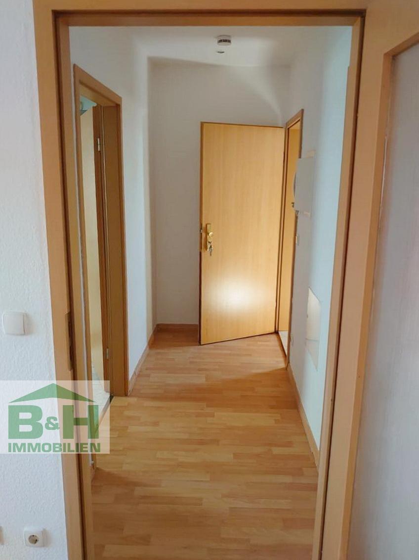 Süsse Dachwohnung 2 Zimmer ca. 45 qm mit Stellplatz im gepflegten 8 Fam.-haus in Dessau Nord — Vorschaubild 4