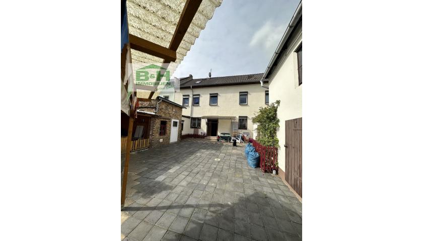 Verkauft  Geräumiges Zweifamilienhaus mit Dachgeschossnutzung in Brehna, Garten ca. 700 qm