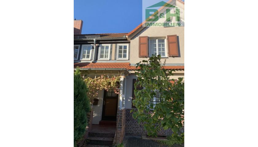 Verkauft  - Hübsch gelegenes Reihenmittelhaus - Denkmalschutz - in der Altstadt von Wolfen mit Garage