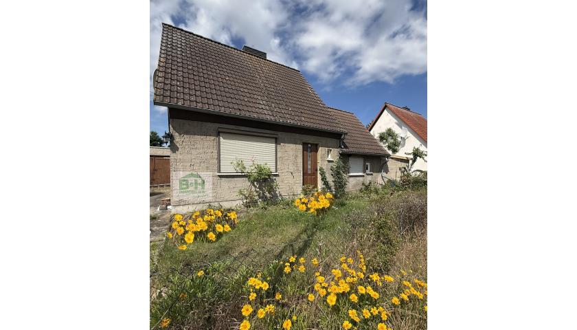 Freistehendes Einfamilienhaus mit großem Grundstück und Garage in beliebter Wohnlage von Raguhn