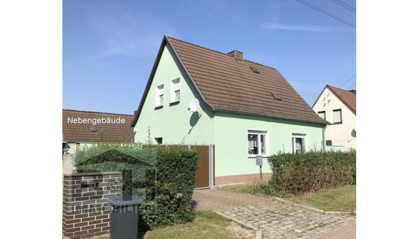 Verkauft - Alleinstehendes Eigenheim mit Zufahrt, Nebengebäude, Doppelcarport auf ca. 1000 qm in Großzöberitz bei Zörbig Sandersdorf Brehna