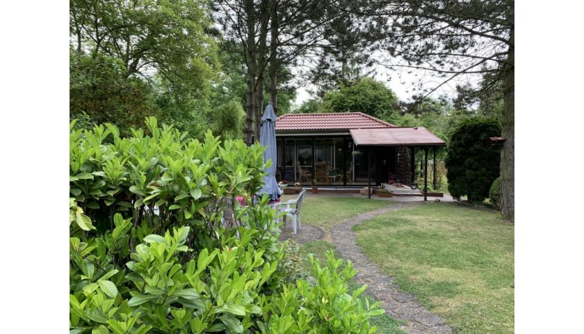 Verkauft  - Idyllisches Bungalow-Wochenendgrundstück als Sommerresidenz in Zörbig mit Pool