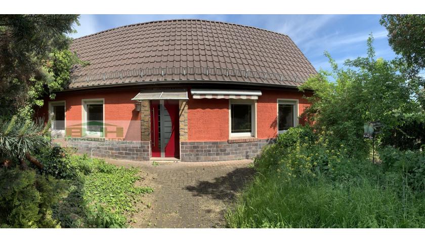 Verkauft - Geräumiges Bungalow-Eigenheim mit Dachgeschoss – weiter bebaubar im Vorgarten in Raguhn