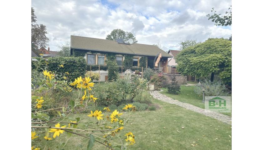 Verkauft - Bei Zörbig – gepflegter Bungalow (Fertigteilhaus Bj. 1975) mit massivem Wohnkeller, Carport, Garten