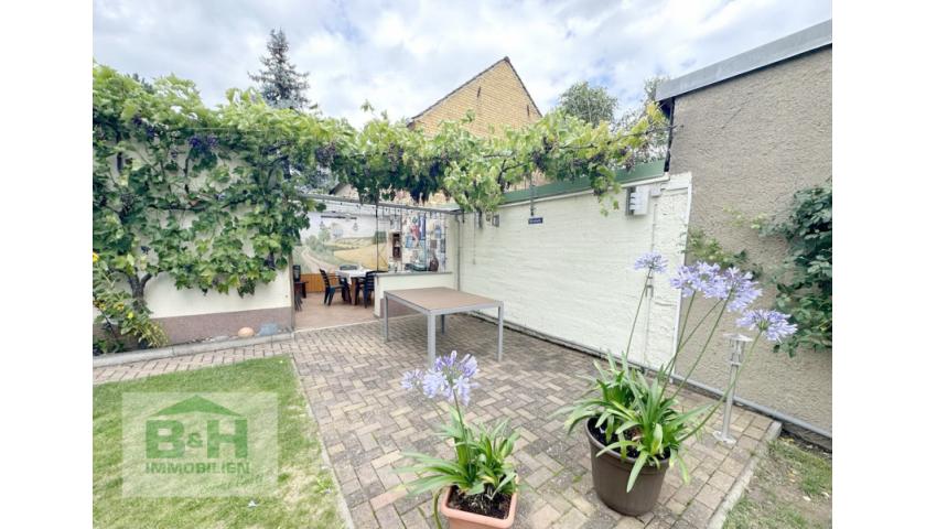 Verkauft Bauernhaus auf 1600 qm, Wfl. ca. 143 qm, 6 Zimmer, Garagen bei Pouch