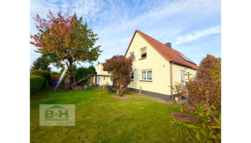 Verkauft - Freistehendes Wohnhaus mit Einliegerwohnung, Garten und Doppelgarage bei Bobbau
